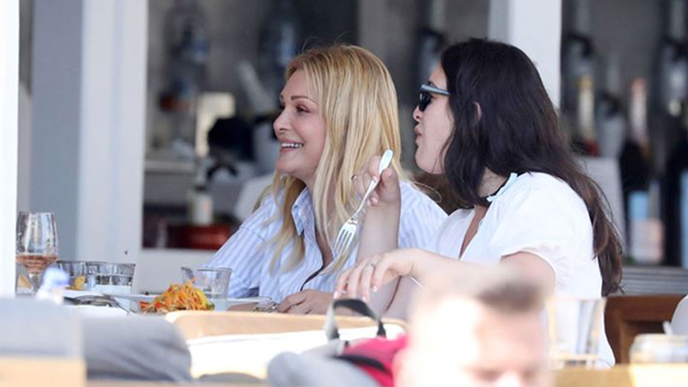 Νατάσα Θεοδωρίδου: Ξέγνοιαστες στιγμές με τις κόρες της στο νησί των ανέμων