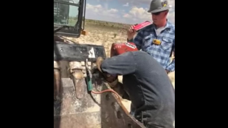 Φάρσα σε έναν συγκολλητή