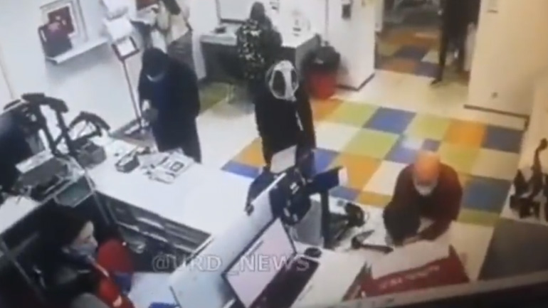 Γυναίκα χρησιμοποιεί το εσώρουχό της ως προστατευτική μάσκα