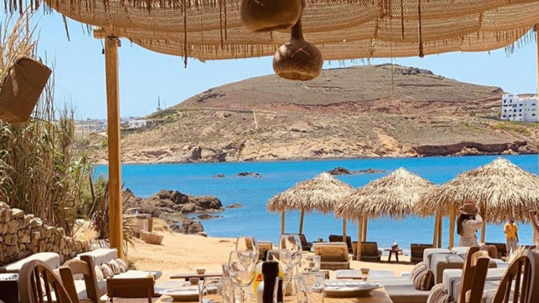 Συναγερμός στη Μύκονο: Κλείνει γνωστό beach bar μετά από θετικό κρούσμα Covid-19