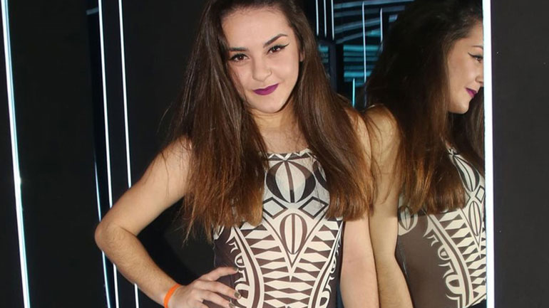 Η Ζένια Μπονάτσου εργάζεται ως σερβιτόρα στη Μύκονο