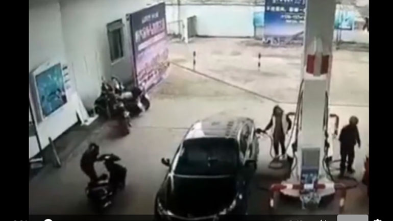 Πήγε να κλέψει την τσάντα αλλά… του το χάλασε ο υπάλληλος