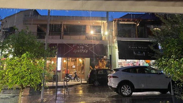 Έντονη βροχόπτωση στη Θεσσαλονίκη – Σε χειμάρρους μετατράπηκαν οι δρόμοι