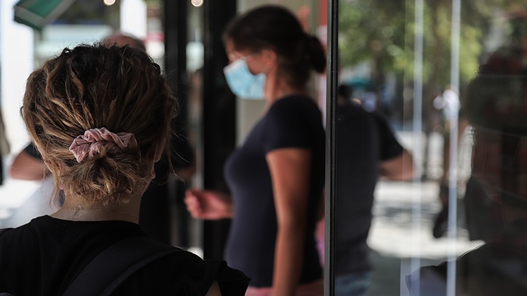 Γαλλία: Υποχρεωτική η χρήση της μάσκας στο Σεν Τροπέ – Πάνω από 1.600 ημερήσια κρούσματα