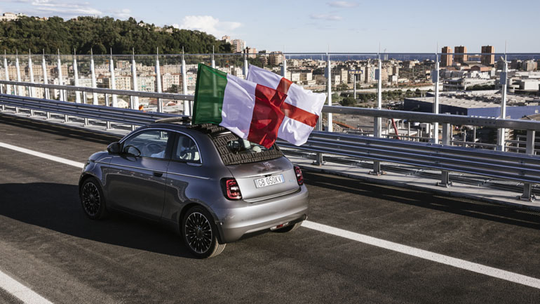 Το πρώτο αυτοκίνητο που πέρασε τη νέα γέφυρα στη Γένοβα Το πρώτο αυτοκίνητο που πέρασε τη νέα γέφυρα στη Γένοβα