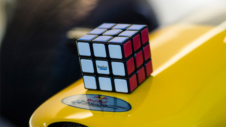 Έτσι θα λύσεις τον κύβο του Rubik