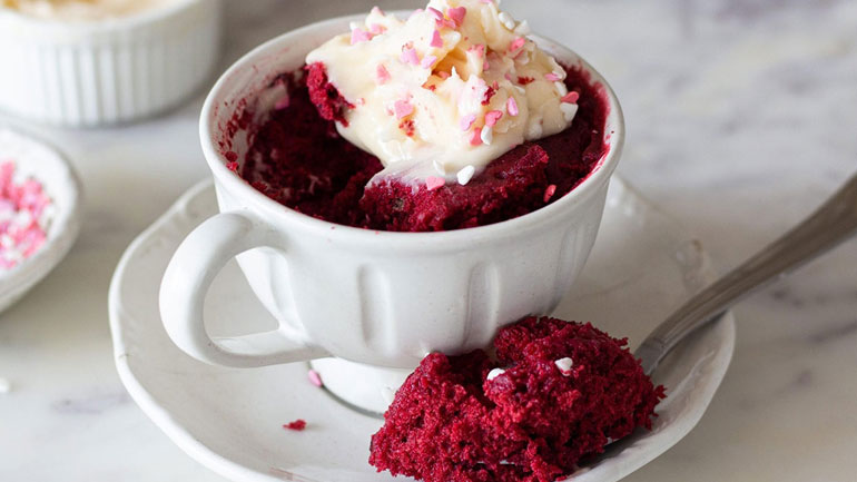 Φτιάξτε red velvet cake σε κούπα και εντυπωσιάστε τους καλεσμένους σας