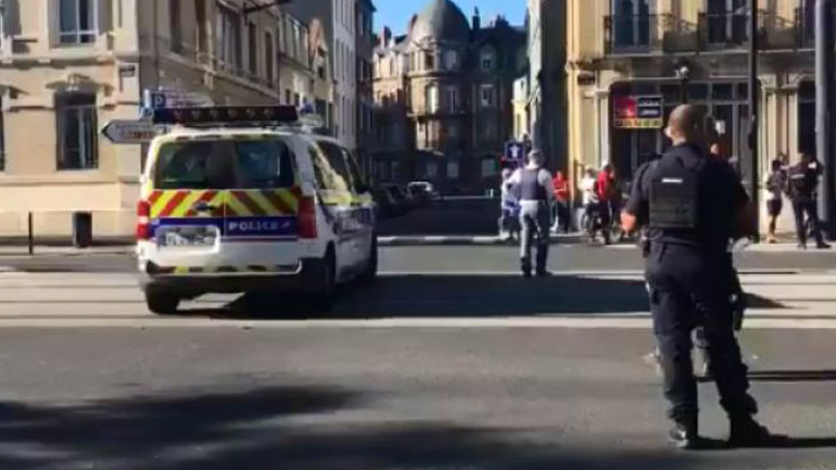 Γαλλία: Απελευθέρωσε τους ομήρους και παραδόθηκε ο ένοπλος