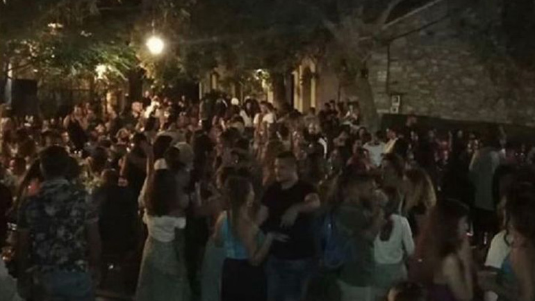 «Κανένας κορωνοϊός»: Απαράδεκτες εικόνες συνωστισμού σε πανηγύρι στην Ικαρία