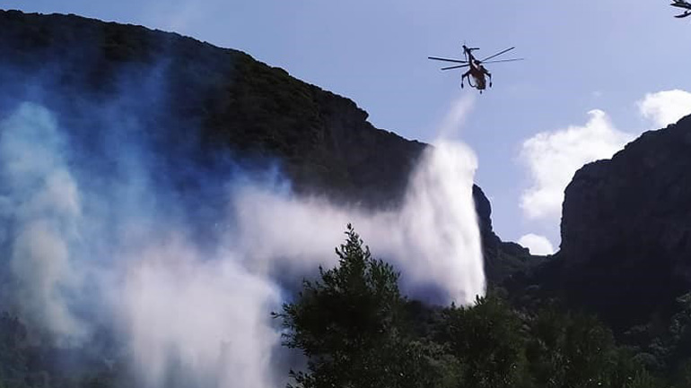 Σε ύφεση η φωτιά στα Κύθηρα