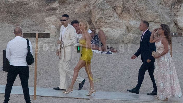 Πάρις Κασιδόκωστας-Τάμτα: Η λαμπερή εμφάνιση του ζευγαριού στον γάμο της Εριέττας Κούρκουλου