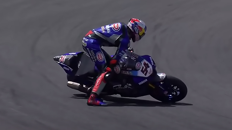 Toprak Razgatlioglu: Εντυπωσιακό -παραλίγο- σώσιμο α λα Marquez