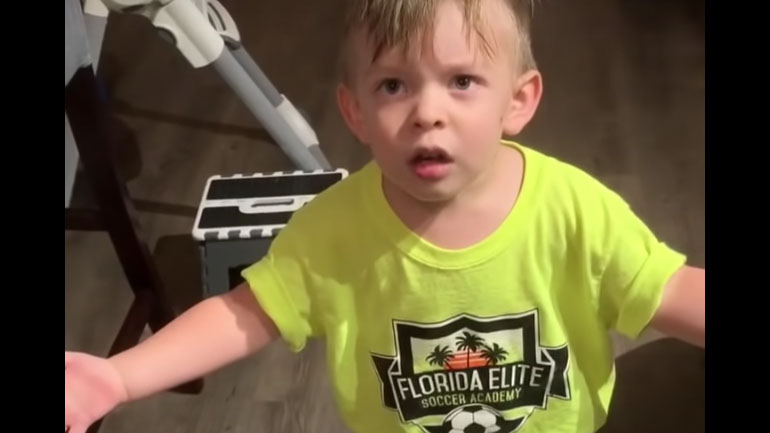 Ένα αγόρι είναι πολύ θυμωμένο