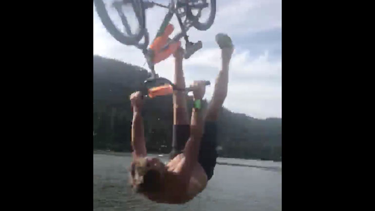 Πατέρας πηδά με bmx σε μια λίμνη