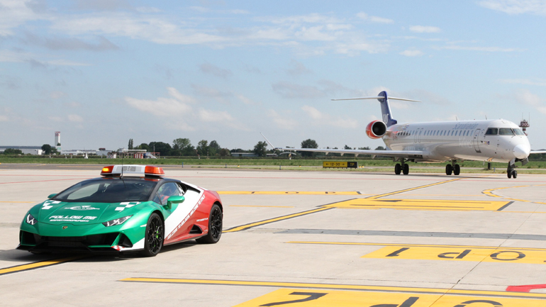 Η νέα Lamborghini του αεροδρομίου της Μπολόνια Η νέα Lamborghini του αεροδρομίου της Μπολόνια