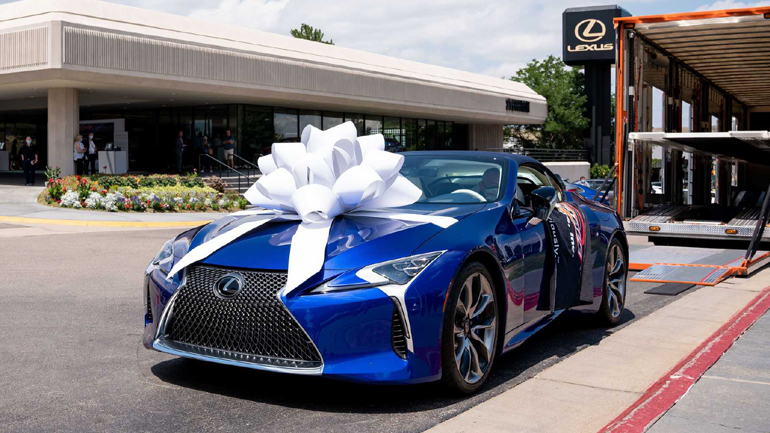 Αυτό το Lexus κόστισε 2 εκατομμύρια δολάρια Αυτό το Lexus κόστισε 2 εκατομμύρια δολάρια