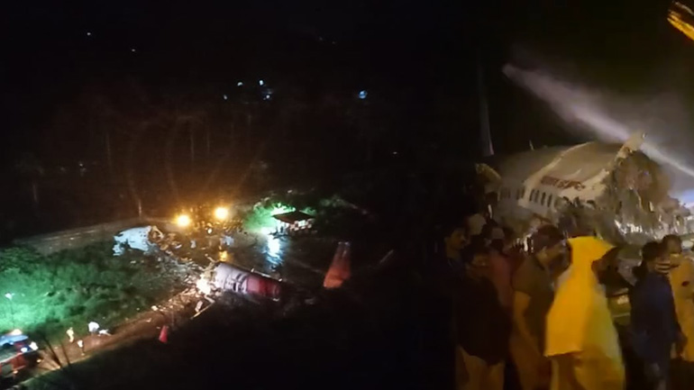 Συνετρίβη αεροσκάφος στην Ινδία Συνετρίβη αεροσκάφος στην Ινδία