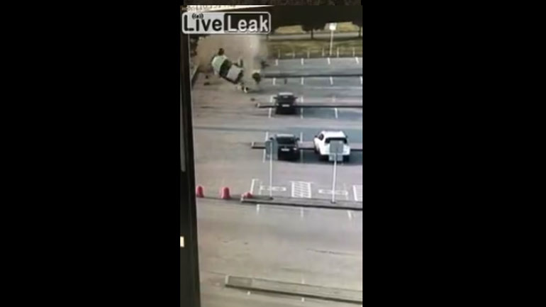 Έφερε τούμπες και κατέληξε σε ένα πάρκινγκ