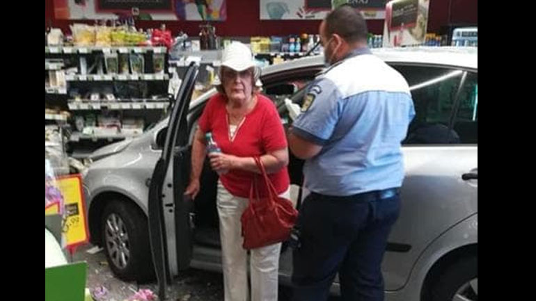 Πήγε για ψώνια μαζί… με το αυτοκίνητό της