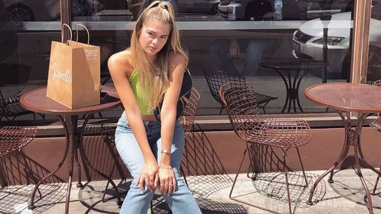 Η πρώτη βόλτα της Αμαλίας Κωστοπούλου μετά το σοβαρό ατύχημα που είχε