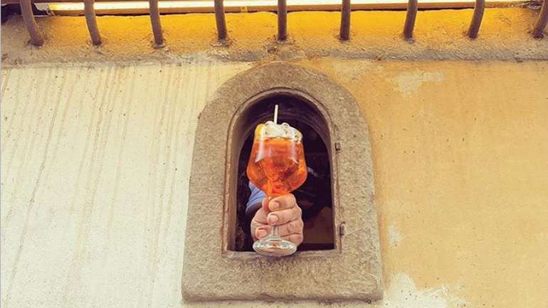 Αναβιώνουν τα μέτρα της… πανώλης στην Ιταλία: Σε εφαρμογή το έθιμο με τα «παράθυρα κρασιού»