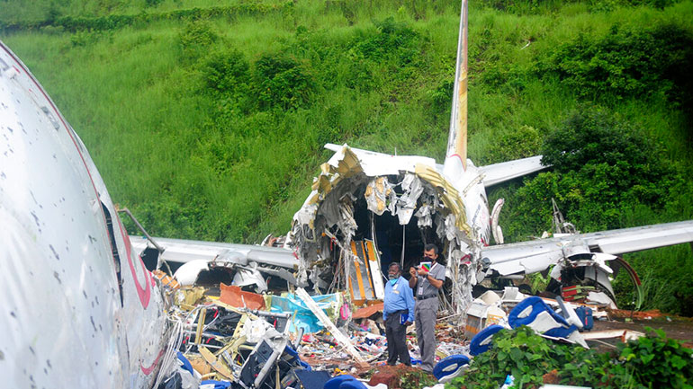 Ινδία: Στους 18 αυξήθηκε ο αριθμός των νεκρών από το αεροπορικό δυστύχημα