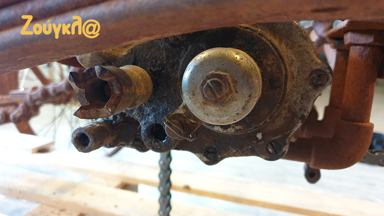 Η εκκίνηση του μηχανικού συνόλου γινόταν περιστρέφοντας τον αριστερό διακόπτη