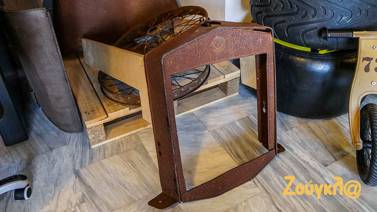 Η μάσκα από το πρώτο ελληνικό αυτοκίνητο...