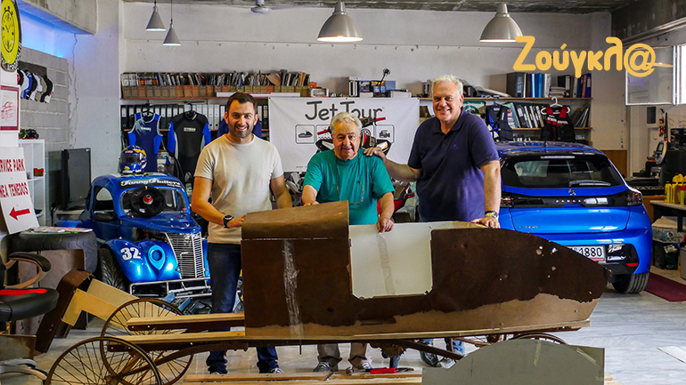 Ο επιπλοποιός Χρήστος Μαραγκός (μέση) ήταν ο άνθρωπος που με το μεράκι και το πάθος του επανέφερε το αυτοκίνητο στη σημερινή κατάσταση. Στη φωτογραφία ο Νίκος Θεολόγος (δεξιά) και ο Βασίλης Σαρημπαλίδης