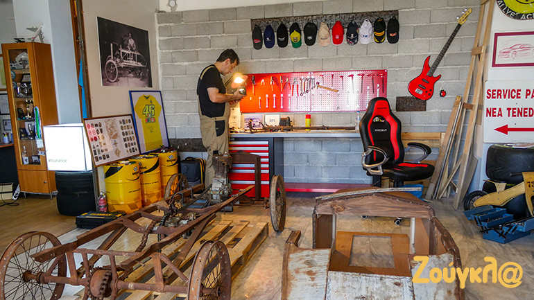 Ο Βασίλης Μακρής στο γκαράζ που ανακατασκευάσαμε το το πρώτο ελληνικό αυτοκίνητο...