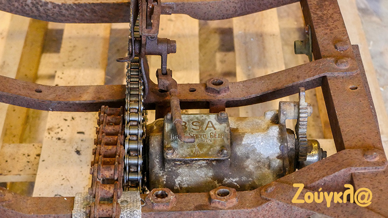 Το σασμάν είναι τριών ταχυτήτων...