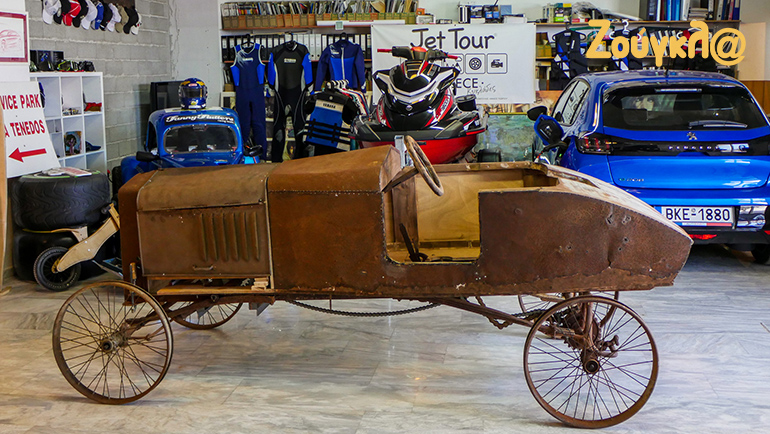 Το αυτοκίνητο του Νίκου Θεολόγου 112 χρόνια μετά, δηλαδή στη σημερινή του κατάσταση μετά την συναρμολόγηση – ανακατασκευή που του κάναμε…