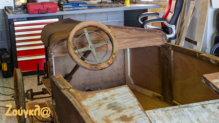 Με την τοποθέτηση του τιμονιού το όχημα πήρε «ζωντάνια». Η ξύλινη επένδυση είναι σύγχρονη καθώς σώζεται μόνο ένα μέρος από το παλιό ξύλο… 