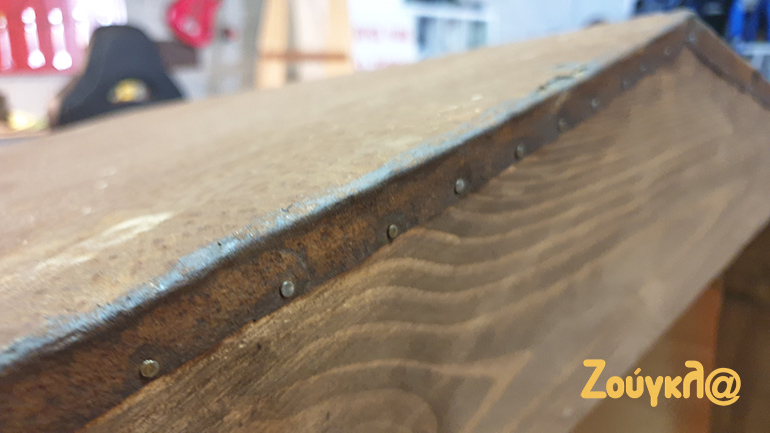 Διακρίνονται τα καρφιά που έχουν τοποθετηθεί με μεγάλη προσοχή στο σίδερο και στο ξύλο στις ήδη υπάρχουσες τρύπες (από τα παλιά καρφιά)