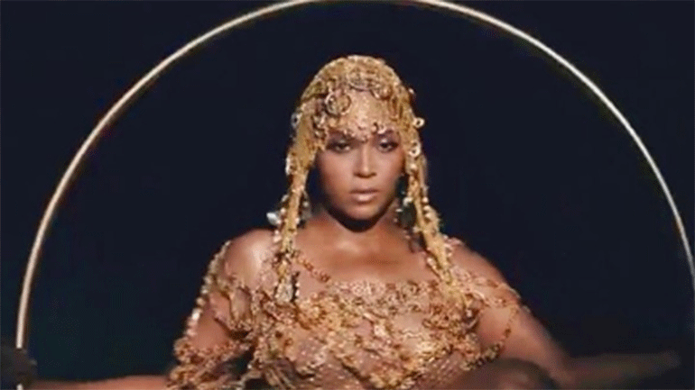 Στο «Black is King», η Beyoncé στροβιλίζεται πάνω σε μια Hanging Hoop Chair