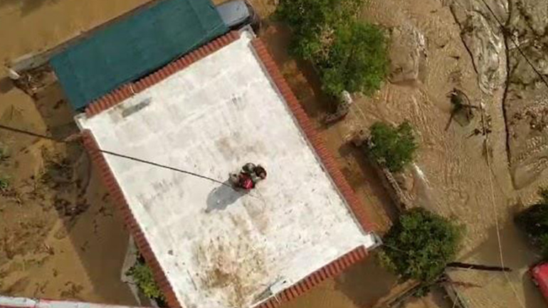 Καρέ-καρέ η επιχείρηση διάσωσης από ταράτσα σπιτιού στην Εύβοια