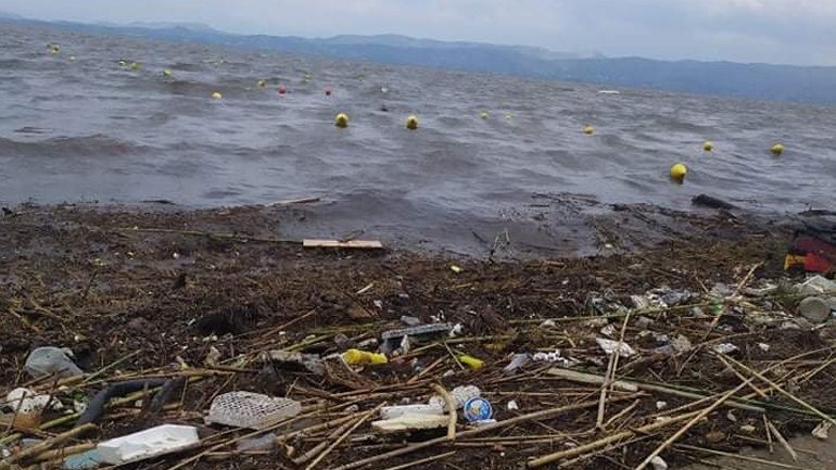 Ασύλληπτες εικόνες στο Χαλκούτσι Ωρωπού: Ξεβράστηκε μέχρι και κοντέινερ στη θάλασσα