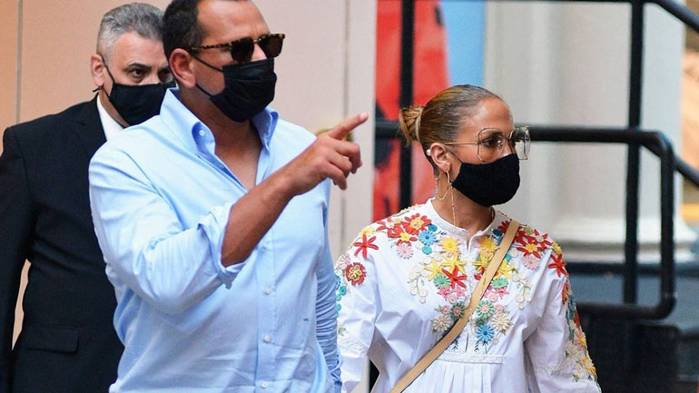 H εμφάνιση της JLo με summer dress από τον Valentino θα σας εμπνεύσει για τα επόμενα looks σας