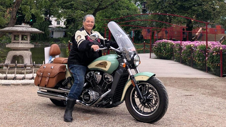 Μηχανόβια ετών… 76 ταξιδεύει με μια Indian για καλό σκοπό 