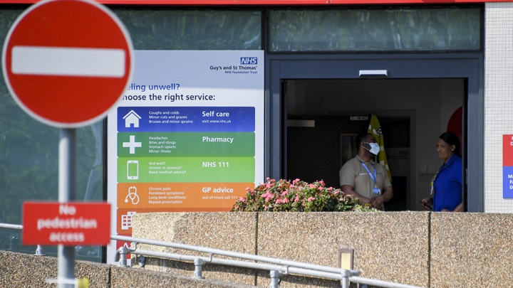 Βρετανία-Covid-19: Στο υψηλότερο επίπεδο από τον Ιούνιο τα ημερήσια κρούσματα