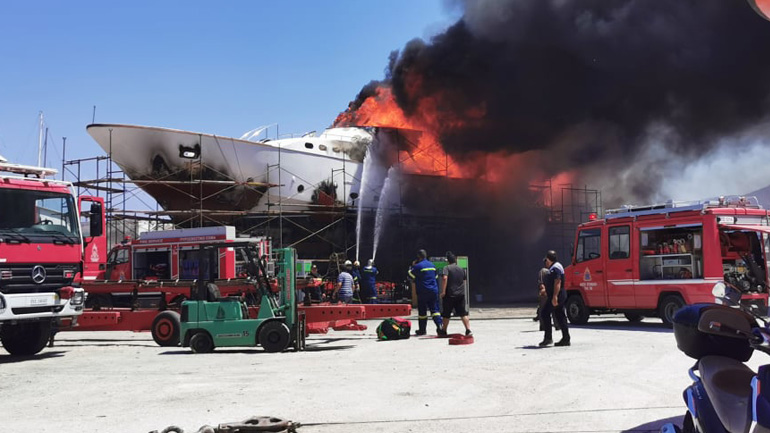 Σύρος: Φωτιά σε θαλαμηγό στο ναυπηγείο του Ταρσανά