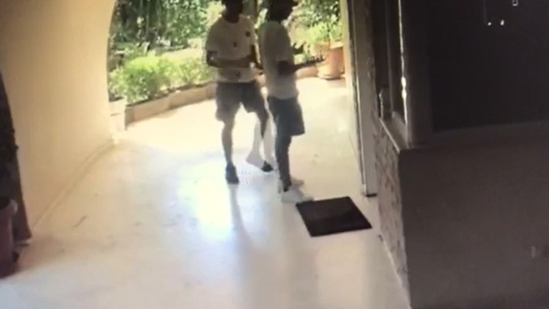 Αποκαλυπτικό βίντεο: Έτσι «μπούκαραν» στα σπίτια οι ληστές των νοτίων προαστίων Αποκαλυπτικό βίντεο: Έτσι «μπούκαραν» στα σπίτια οι ληστές των νοτίων προαστίων