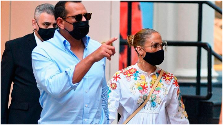 H εμφάνιση της JLo με summer dress από τον Valentino θα σας εμπνεύσει για τα επόμενα looks σας