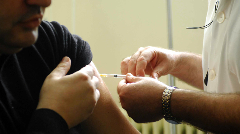 Αντιφατικές προβλέψεις για το εμβόλιο κατά του κορωνοϊού – Πότε θα είναι έτοιμο – Ποιοι θα εμβολιαστούν