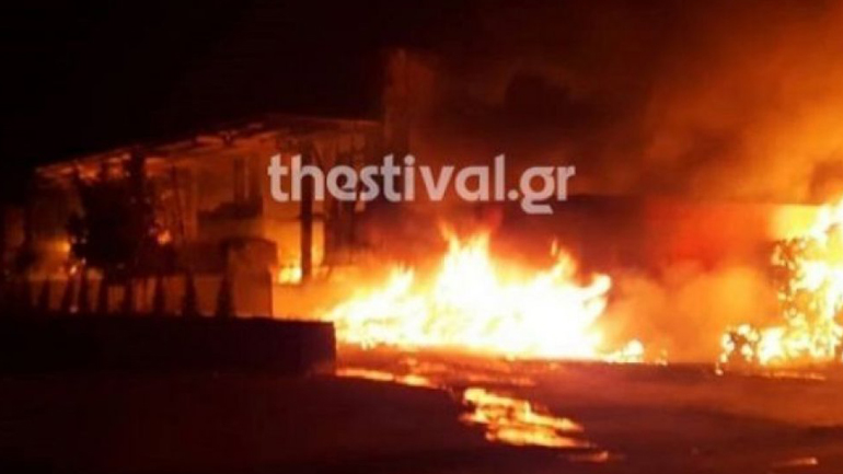 Απεγκλωβισμός τριών ατόμων και ενός βρέφους από φλεγόμενο κτήριο στη Θέρμη Θεσσαλονίκης