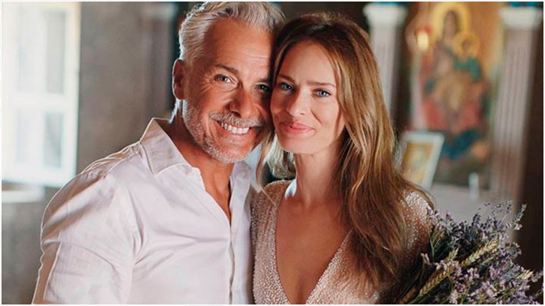 Χάρης Χριστόπουλος – Αννίτα Μπράντ: Οι πρώτες διακοπές με τον νεογέννητο γιο τους στη Λευκάδα