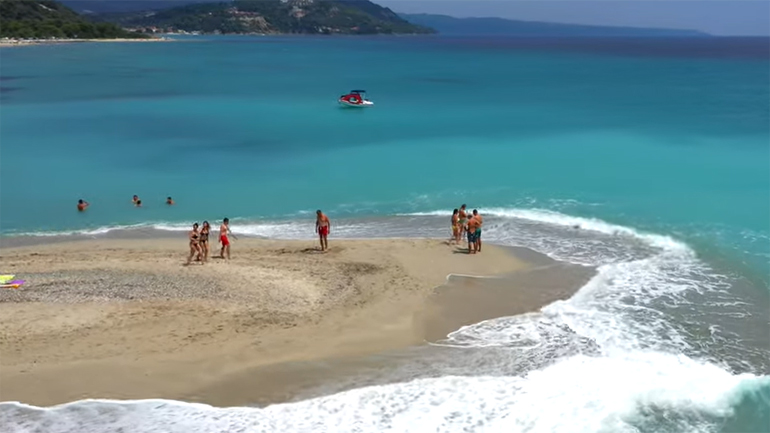 Η εντυπωσιακή παραλία Αμμόγλωσσα, στο Ποσείδι της Χαλκιδικής