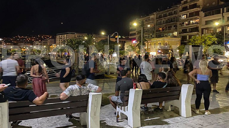 Έκλεισαν τα μπαρ, γέμισαν οι πλατείες στην Καβάλα