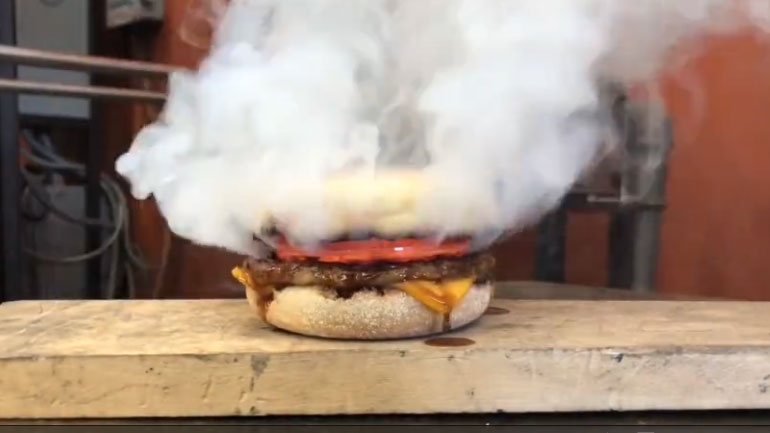 Ένα πυρωμένο γυαλί σε cheesburger….