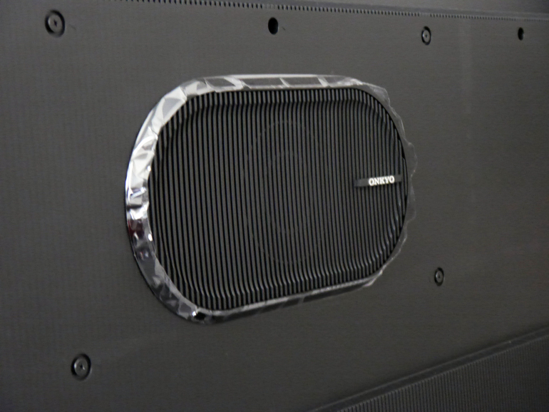 Η σειρά C81 διαθέτει ηχομπάρα της Onkyo με woofer στο πίσω μέρος της τηλεόρασης